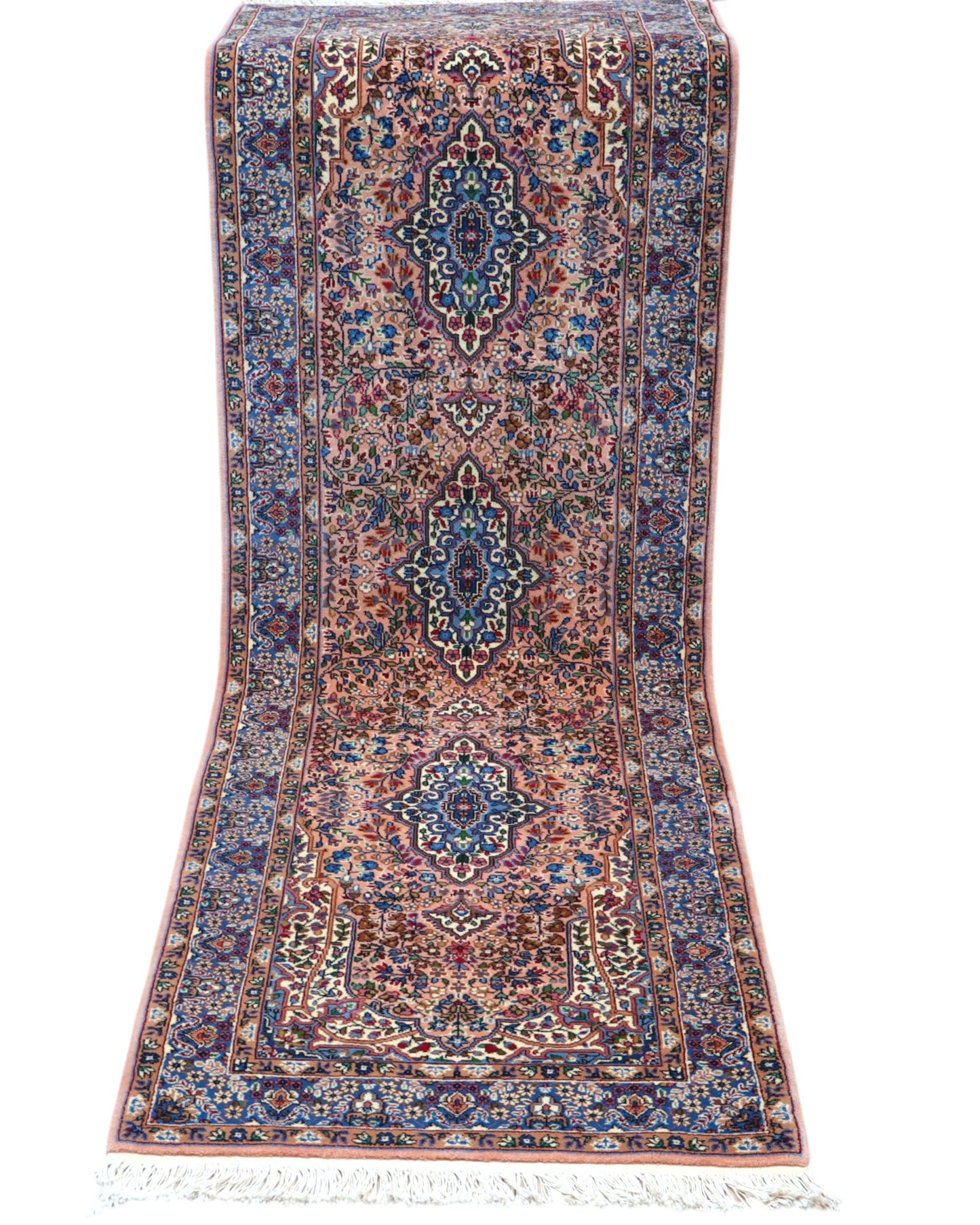 Tappeto persiano Kerman 247x77 cm, corridore con fondo rosa antico e motivi floreali blu e avorio, annodato a mano in lana vegetale.