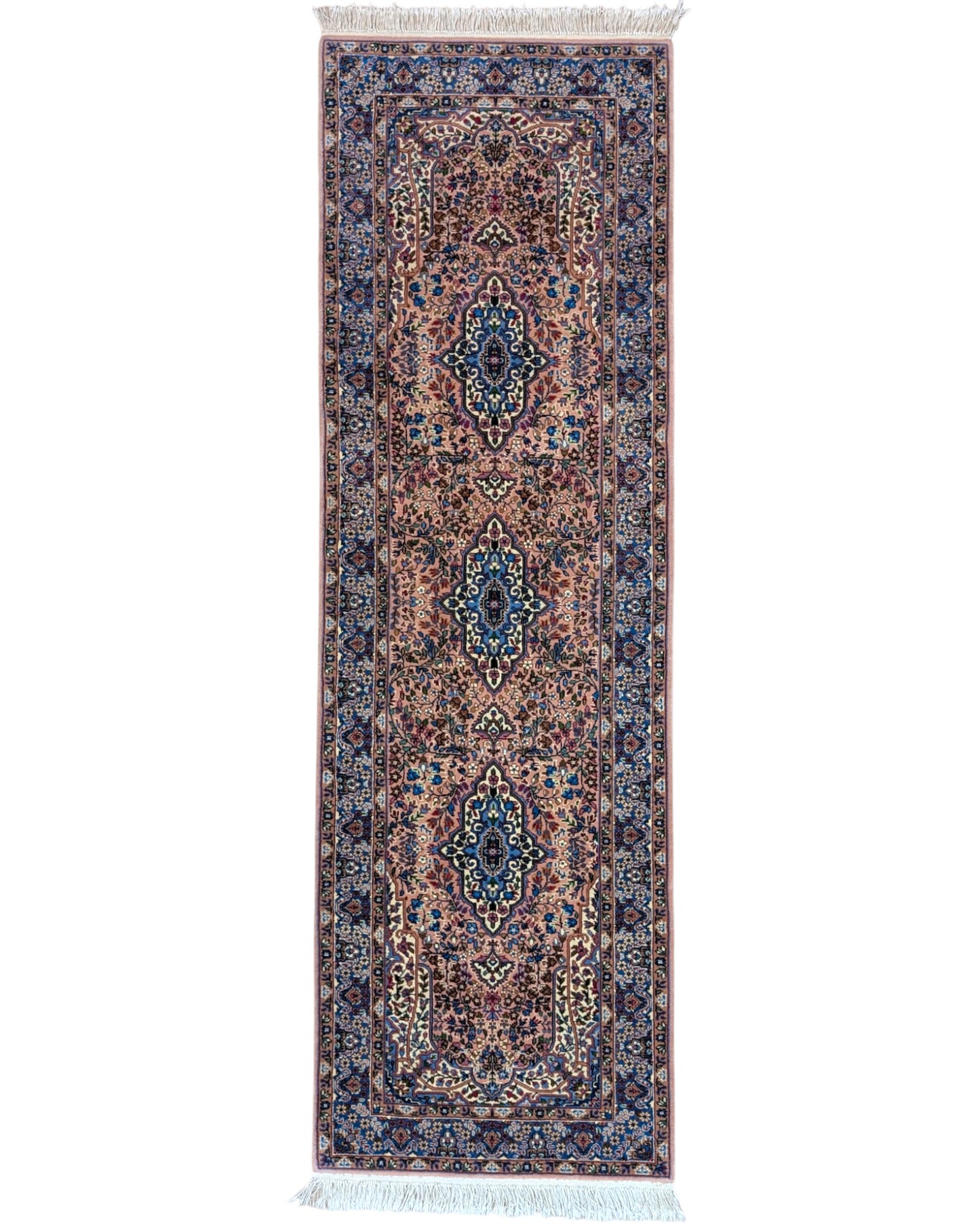 Tappeto persiano Kerman 247x77 cm, corridore con fondo rosa antico e motivi floreali blu e avorio, annodato a mano in lana vegetale.