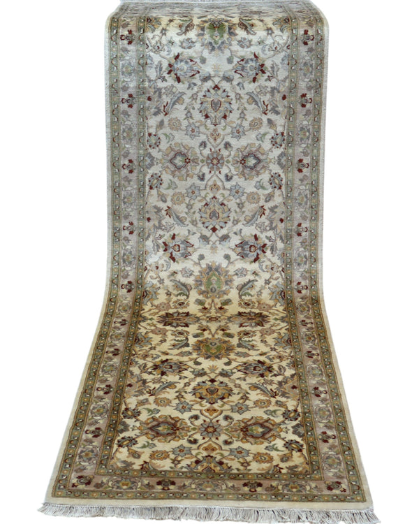 Tappeto Kashmir 252x70 cm, provenienza Pakistan, fondo avorio con motivi floreali beige e azzurro, corridore annodato a mano in lana vegetale.