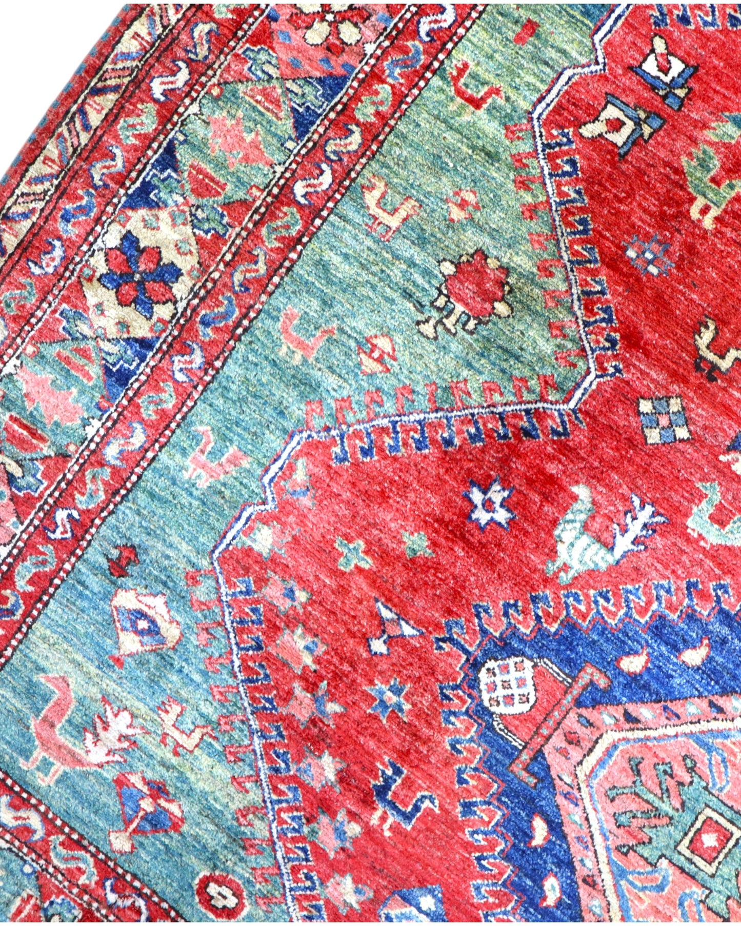 Tappeto Kazak 274x229 cm con fondo rosso e verde, tre medaglioni geometrici blu e dettagli avorio, tramato ed annodato a mano, provenienza Caucaso.