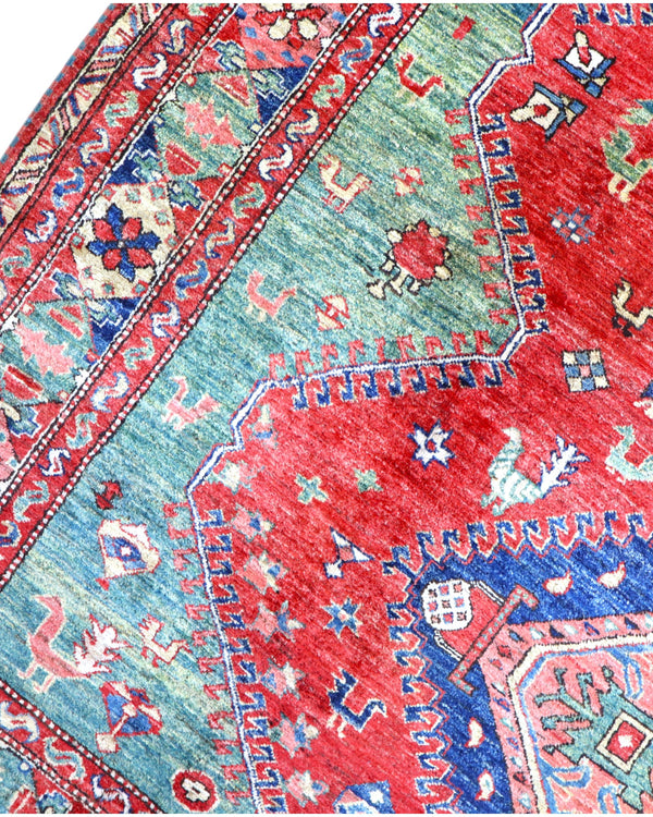 Tappeto Kazak 274x229 cm con fondo rosso e verde, tre medaglioni geometrici blu e dettagli avorio, tramato ed annodato a mano, provenienza Caucaso.
