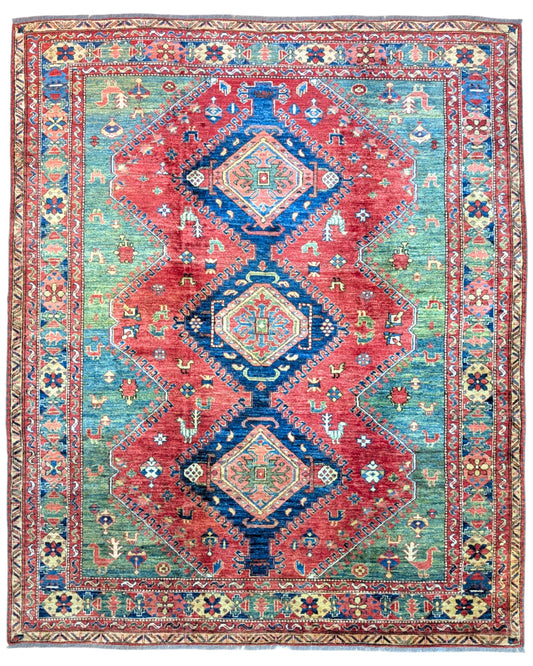 Tappeto Kazak 274x229 cm con fondo rosso e verde, tre medaglioni geometrici blu e dettagli avorio, tramato ed annodato a mano, provenienza Caucaso.