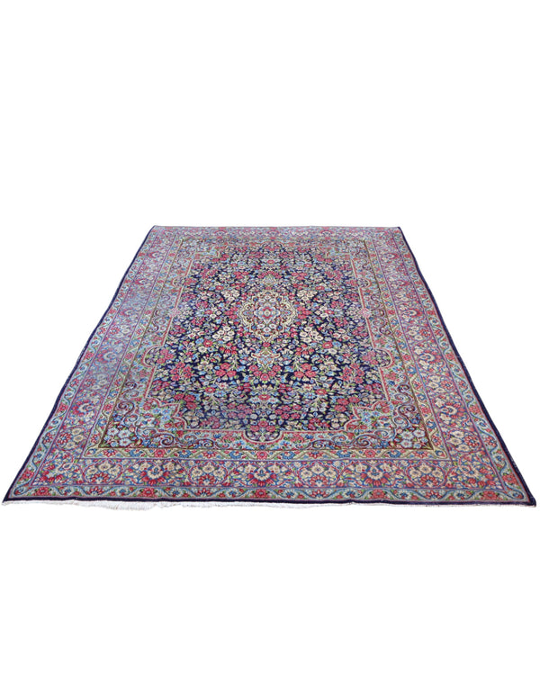 Tappeto Kerman 296x197 cm con fondo blu notte e motivi floreali rosa, avorio e verde, tramato ed annodato a mano, provenienza Kerman.