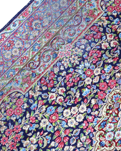 Tappeto Kerman 296x197 cm con fondo blu notte e motivi floreali rosa, avorio e verde, tramato ed annodato a mano, provenienza Kerman.