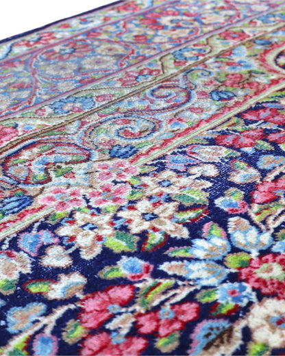 Tappeto Kerman 296x197 cm con fondo blu notte e motivi floreali rosa, avorio e verde, tramato ed annodato a mano, provenienza Kerman.