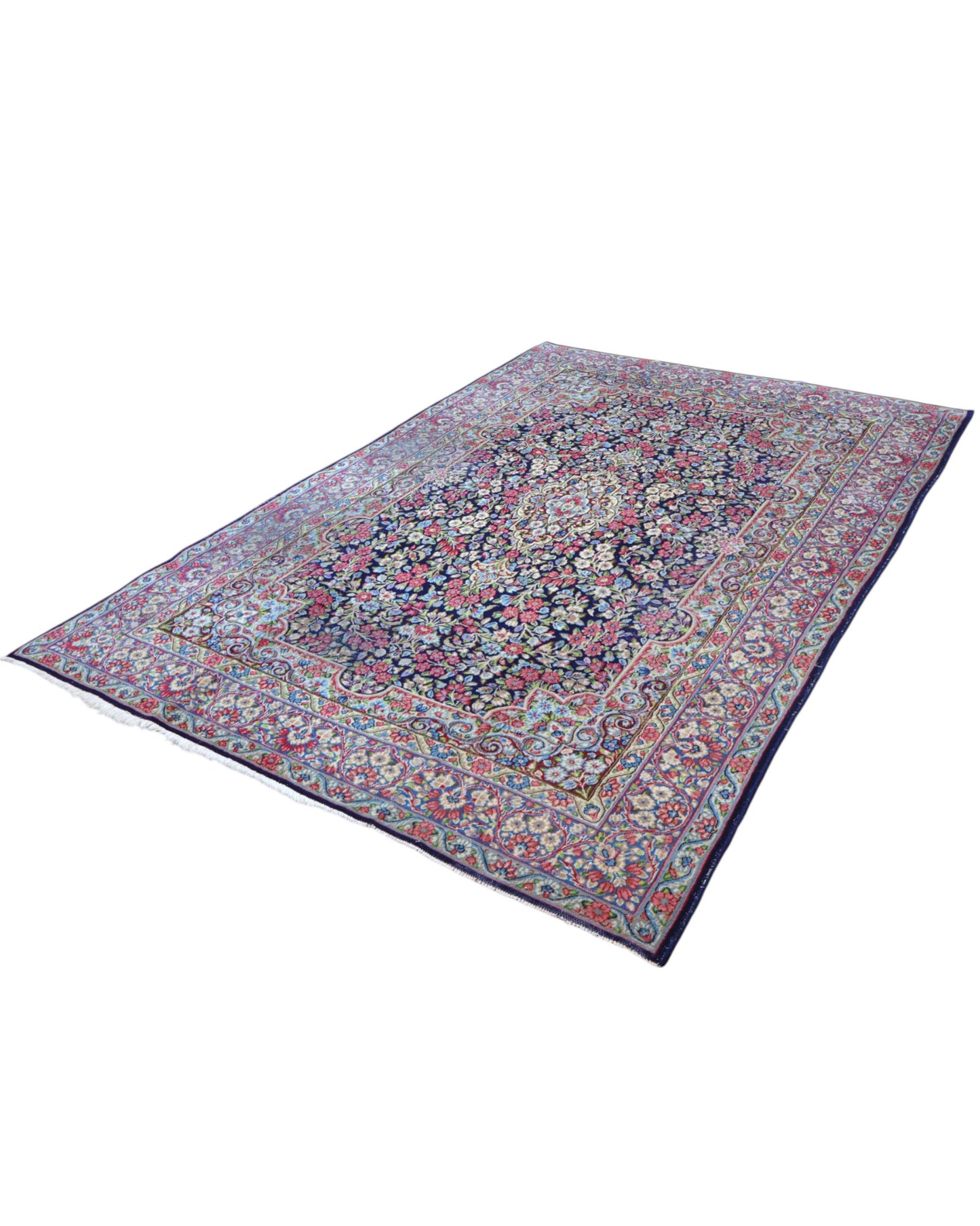 Tappeto Kerman 296x197 cm con fondo blu notte e motivi floreali rosa, avorio e verde, tramato ed annodato a mano, provenienza Kerman.