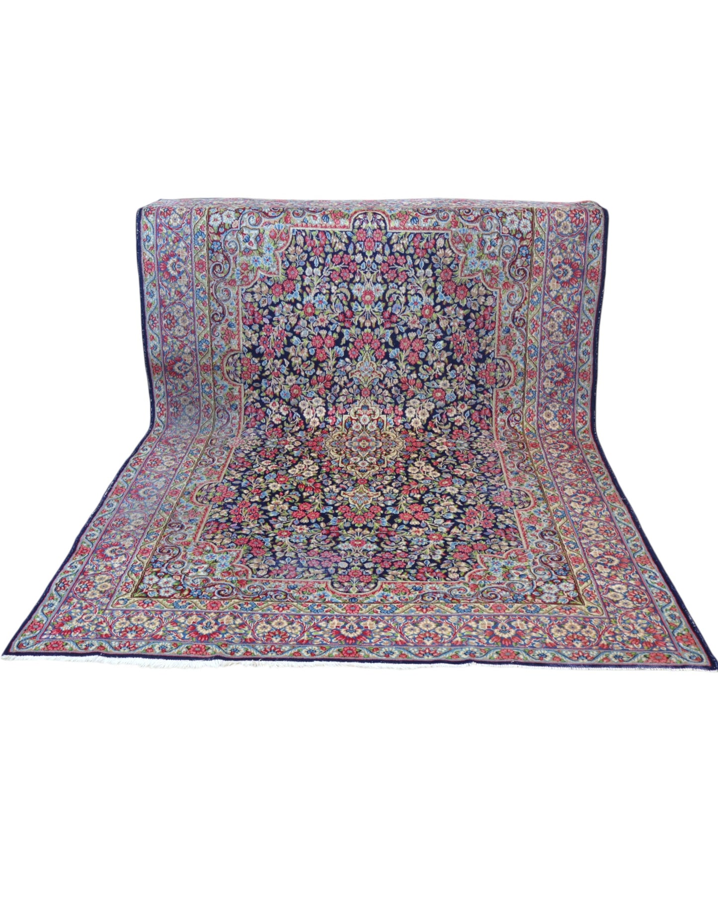 Tappeto Kerman 296x197 cm con fondo blu notte e motivi floreali rosa, avorio e verde, tramato ed annodato a mano, provenienza Kerman.