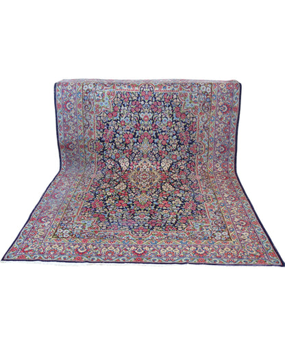 Tappeto Kerman 296x197 cm con fondo blu notte e motivi floreali rosa, avorio e verde, tramato ed annodato a mano, provenienza Kerman.