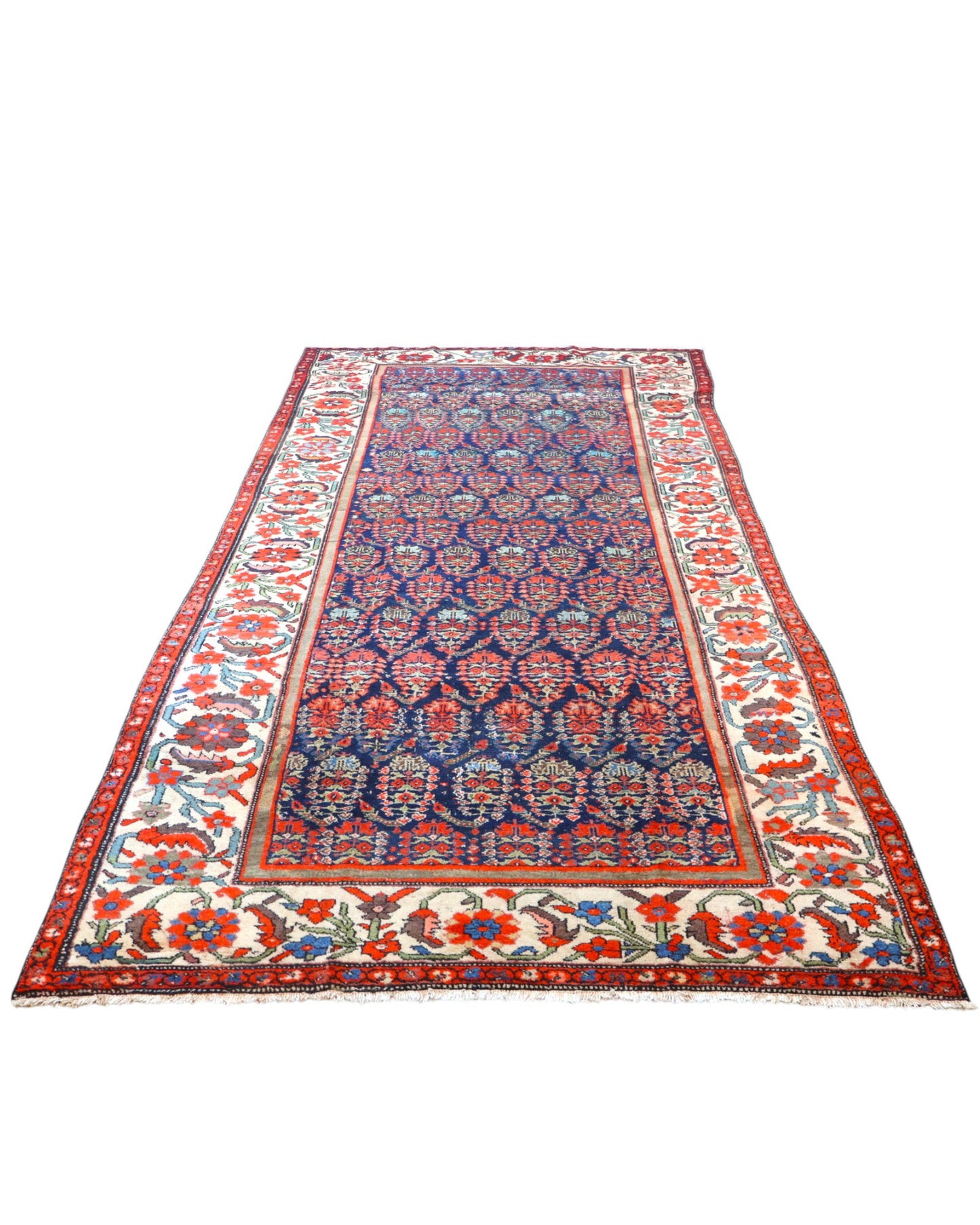 Tappeto Malayer antico 350x176 cm con fondo blu scuro, motivi geometrici rossi e avorio e bordura floreale vivace, tramato ed annodato a mano, provenienza Persia.