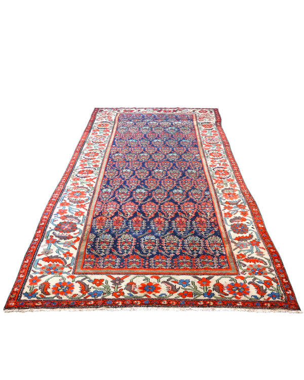 Tappeto Malayer antico 350x176 cm con fondo blu scuro, motivi geometrici rossi e avorio e bordura floreale vivace, tramato ed annodato a mano, provenienza Persia.