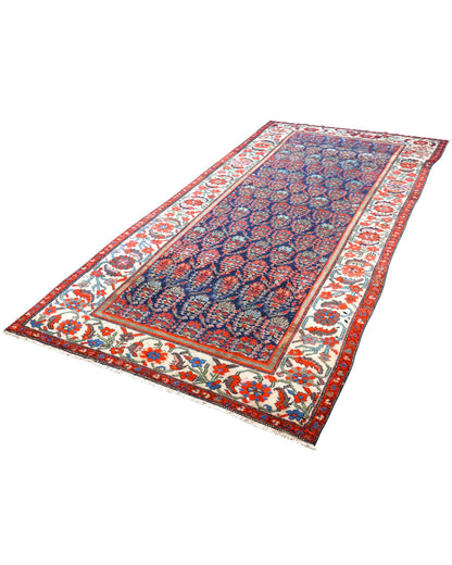 Tappeto Malayer antico 350x176 cm con fondo blu scuro, motivi geometrici rossi e avorio e bordura floreale vivace, tramato ed annodato a mano, provenienza Persia.