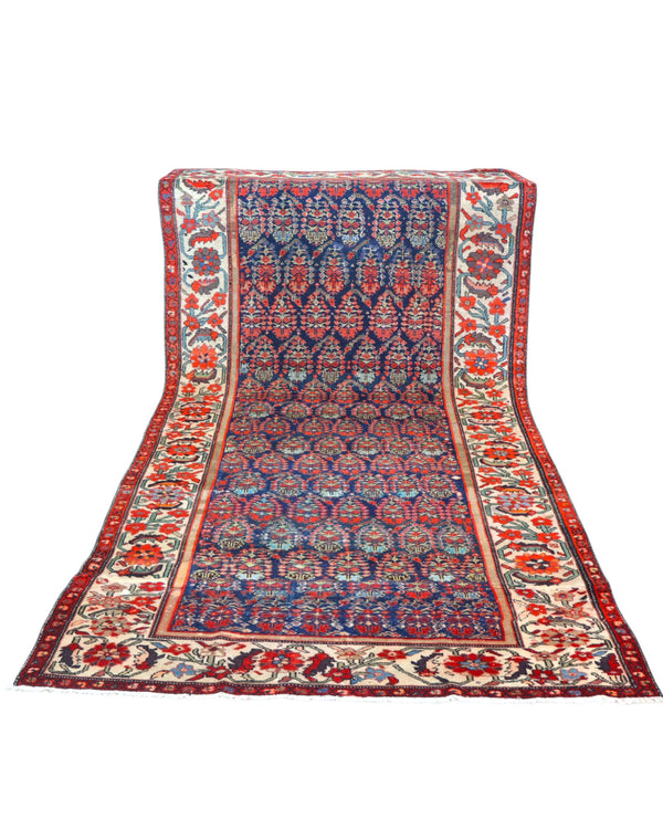 Tappeto Malayer antico 350x176 cm con fondo blu scuro, motivi geometrici rossi e avorio e bordura floreale vivace, tramato ed annodato a mano, provenienza Persia.