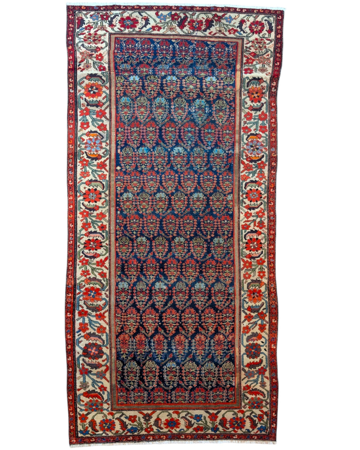 Tappeto Malayer antico 350x176 cm con fondo blu scuro, motivi geometrici rossi e avorio e bordura floreale vivace, tramato ed annodato a mano, provenienza Persia.