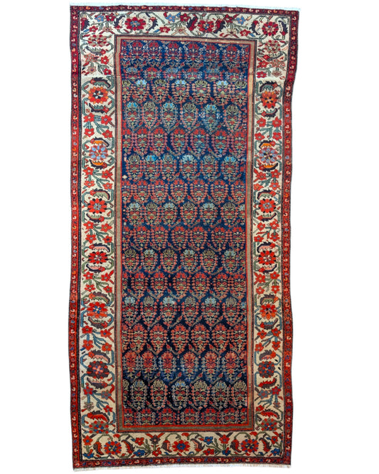 Tappeto Malayer antico 350x176 cm con fondo blu scuro, motivi geometrici rossi e avorio e bordura floreale vivace, tramato ed annodato a mano, provenienza Persia.