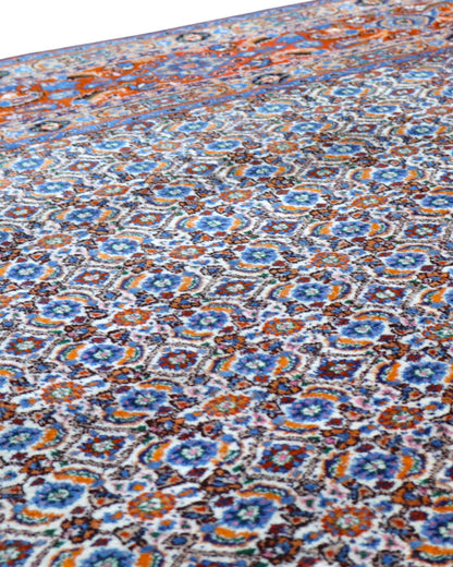 Tappeto Mud persiano 340x243 cm, annodato a mano in lana e cotone, con motivi minuti e dettagliati su fondo chiaro.