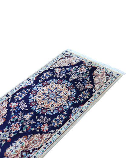 Tappeto Nain 208x63 cm, corridore persiano annodato a mano in lana e seta, fondo blu con motivi floreali avorio.