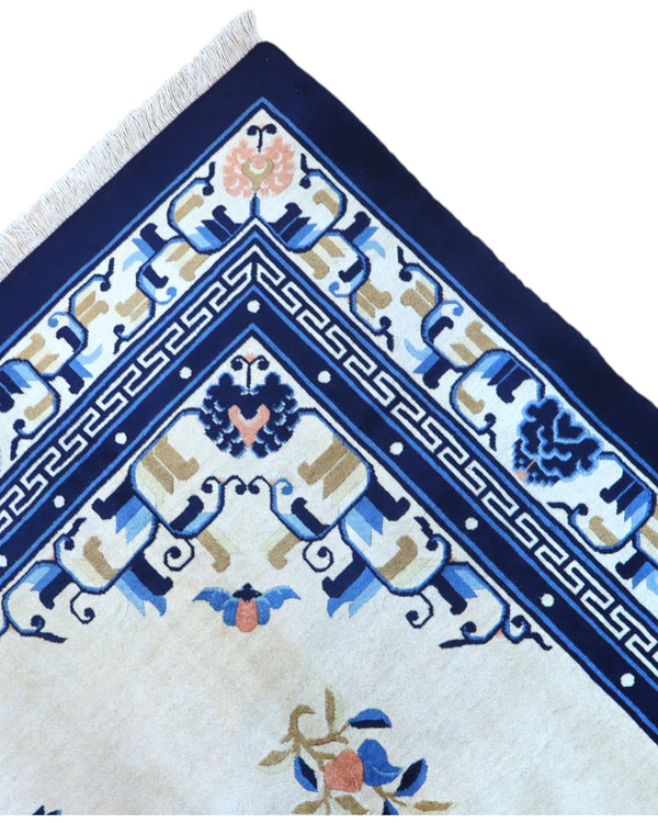 Tappeto Pechino 275x189 cm con fondo avorio, motivi floreali blu e arancio e cornice geometrica, tramato ed annodato a mano, provenienza Cina.