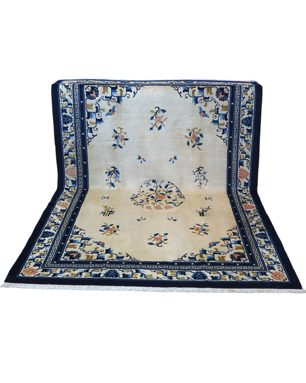 Tappeto Pechino 275x189 cm con fondo avorio, motivi floreali blu e arancio e cornice geometrica, tramato ed annodato a mano, provenienza Cina.