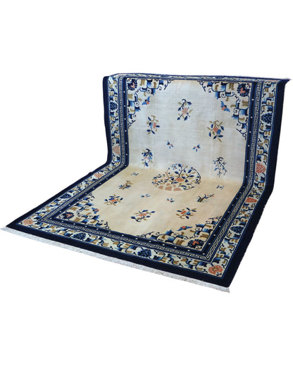 Tappeto Pechino 275x189 cm con fondo avorio, motivi floreali blu e arancio e cornice geometrica, tramato ed annodato a mano, provenienza Cina.
