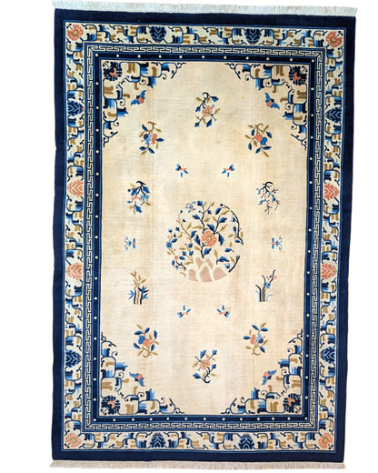 Tappeto Pechino 275x189 cm con fondo avorio, motivi floreali blu e arancio e cornice geometrica, tramato ed annodato a mano, provenienza Cina.