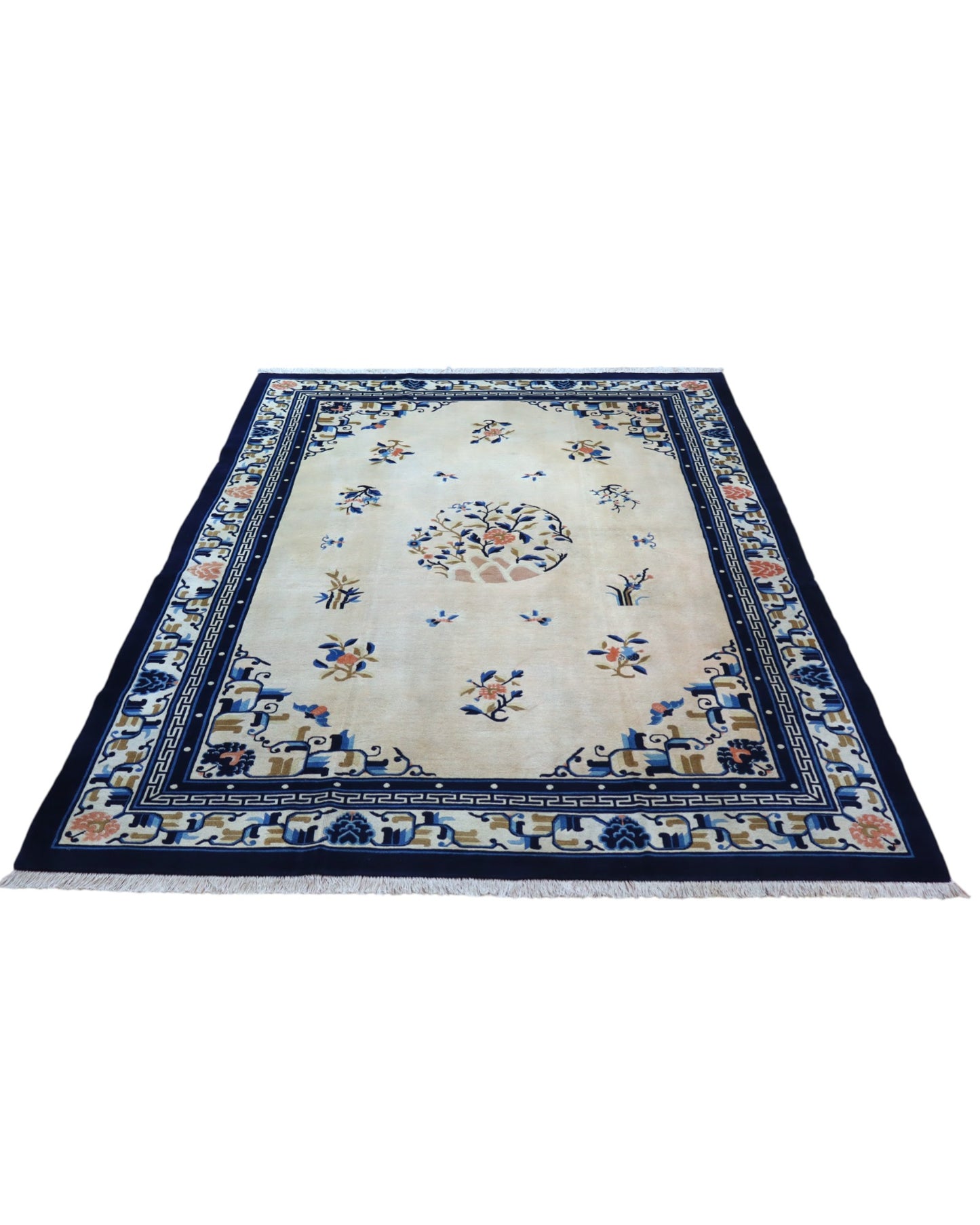 Tappeto Pechino 275x189 cm con fondo avorio, motivi floreali blu e arancio e cornice geometrica, tramato ed annodato a mano, provenienza Cina.