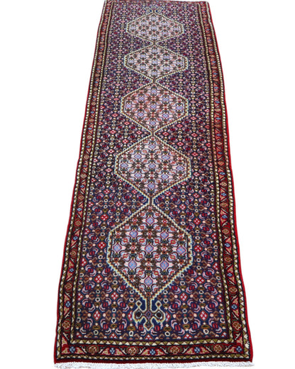 Tappeto persiano Senneh 238x61 cm, corridore con fondo bordeaux e rombi centrali floreali, annodato a mano in lana vegetale.