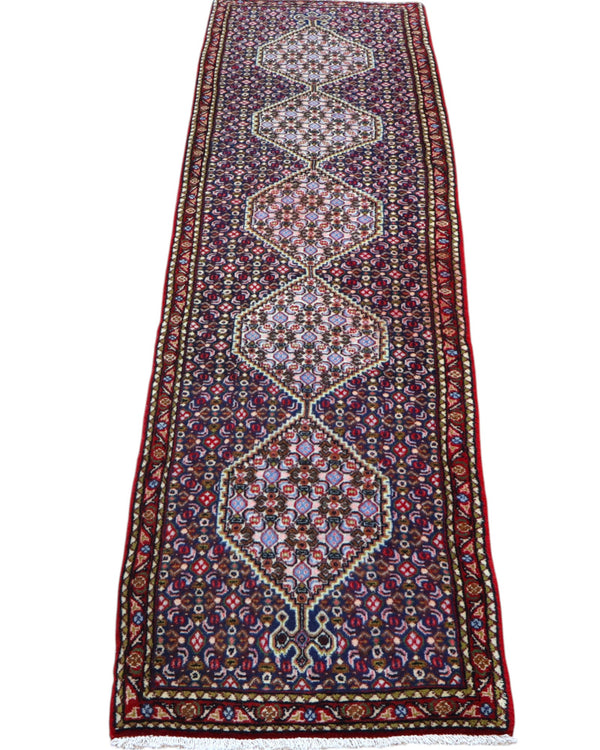 Tappeto persiano Senneh 238x61 cm, corridore con fondo bordeaux e rombi centrali floreali, annodato a mano in lana vegetale.