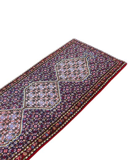 Tappeto persiano Senneh 238x61 cm, corridore con fondo bordeaux e rombi centrali floreali, annodato a mano in lana vegetale.