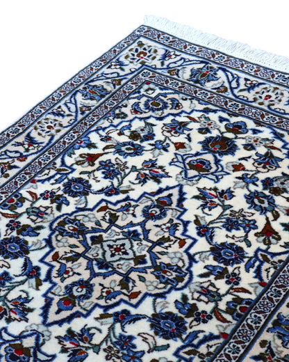 Tappeto elegante 150x107 cm avorio stile persiano in spazio moderno