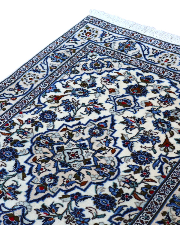 Tappeto elegante 150x107 cm avorio stile persiano in spazio moderno