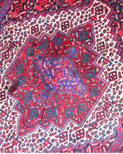 Tappeto Sanneh geometrico rosso 140x118 cm in camera da letto