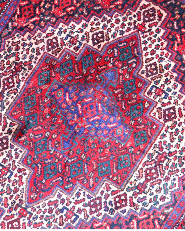 Tappeto Sanneh geometrico rosso 140x118 cm in camera da letto