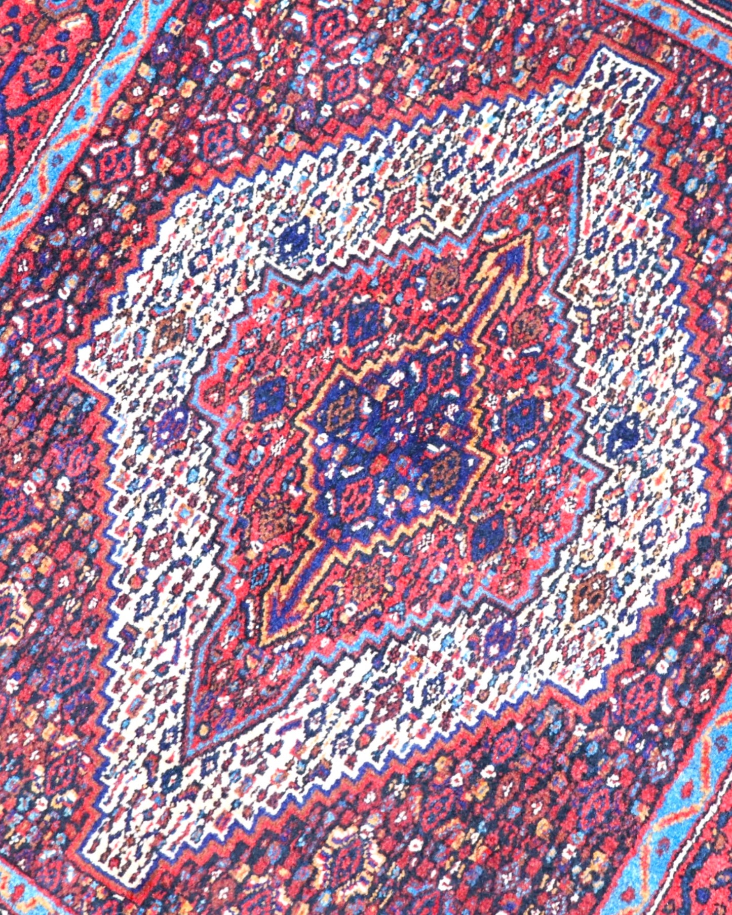 Tappeto Sanneh geometrico rosso 150x134 cm in camera da letto
