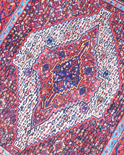 Tappeto Sanneh geometrico rosso 150x134 cm in camera da letto