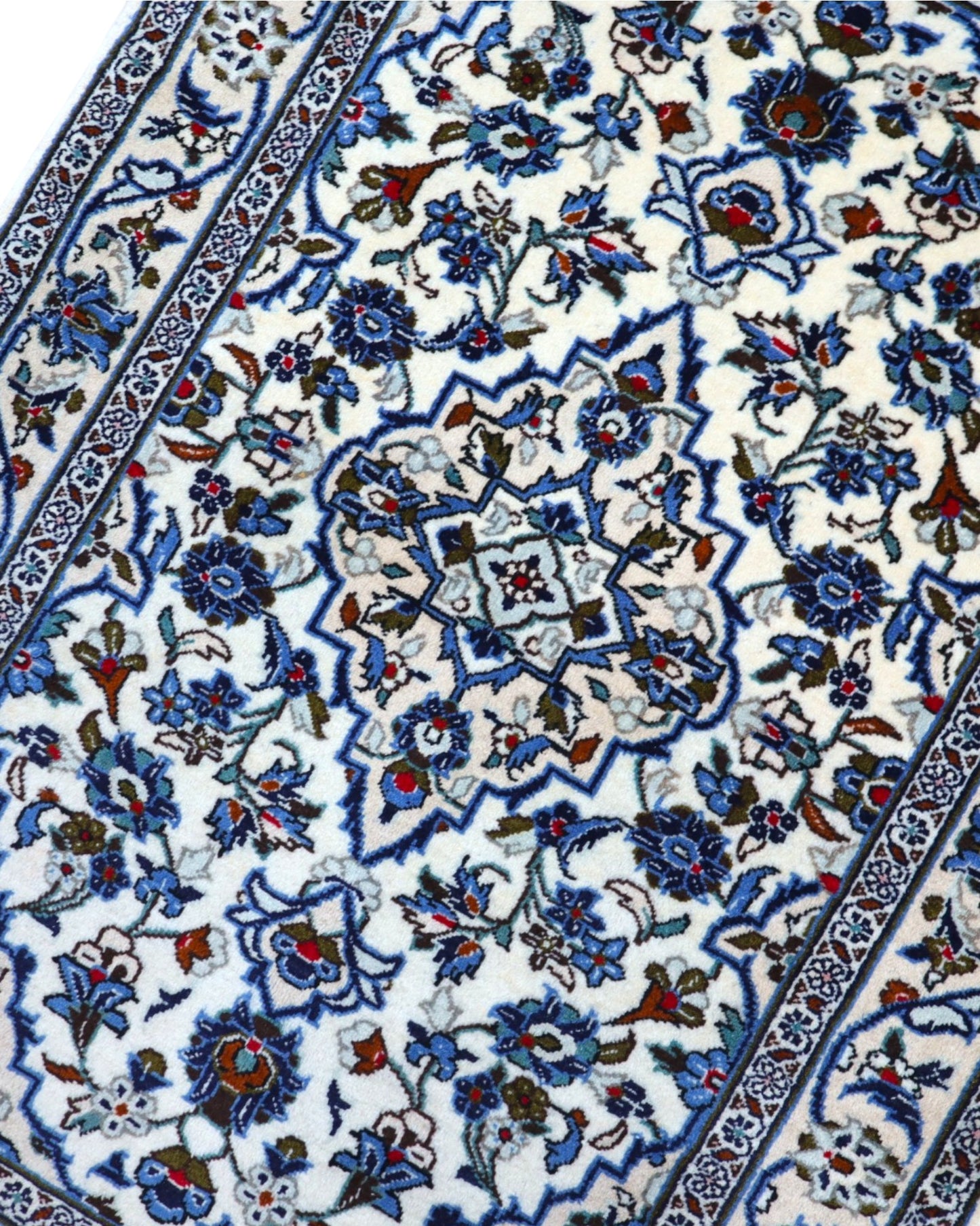 Tappeto Kashan floreale avorio 150x107 cm in camera da letto