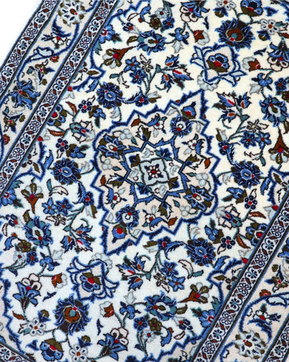 Tappeto Kashan floreale avorio 150x107 cm in camera da letto