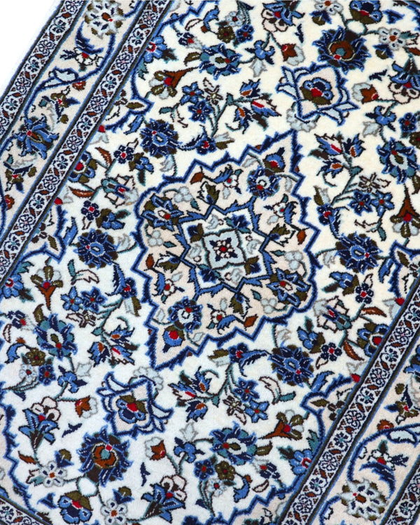 Tappeto Kashan floreale avorio 150x107 cm in camera da letto