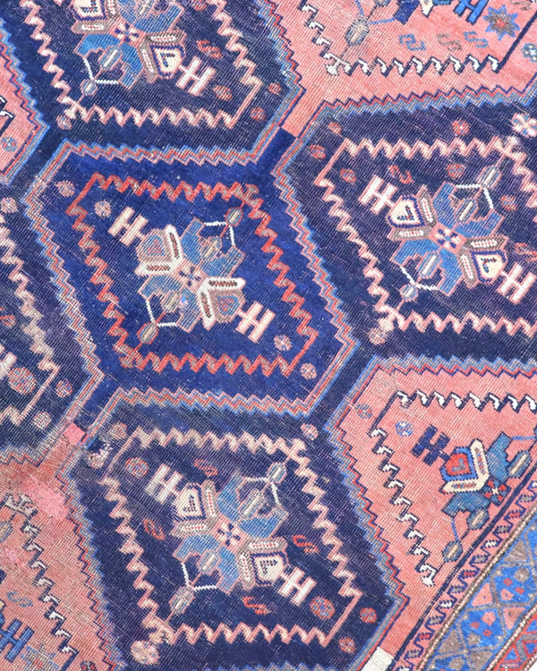 Tappeto Afshari Antico 185x137 cm in lana con disegno geometrico nei toni del blu, rosa e avorio.