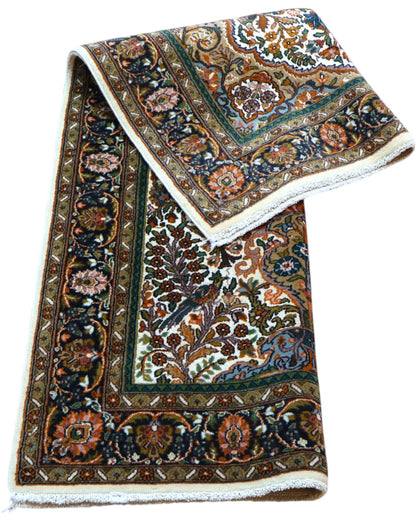 Tappeto Arga beige 152x93 cm con disegni decorativi in salotto classico
