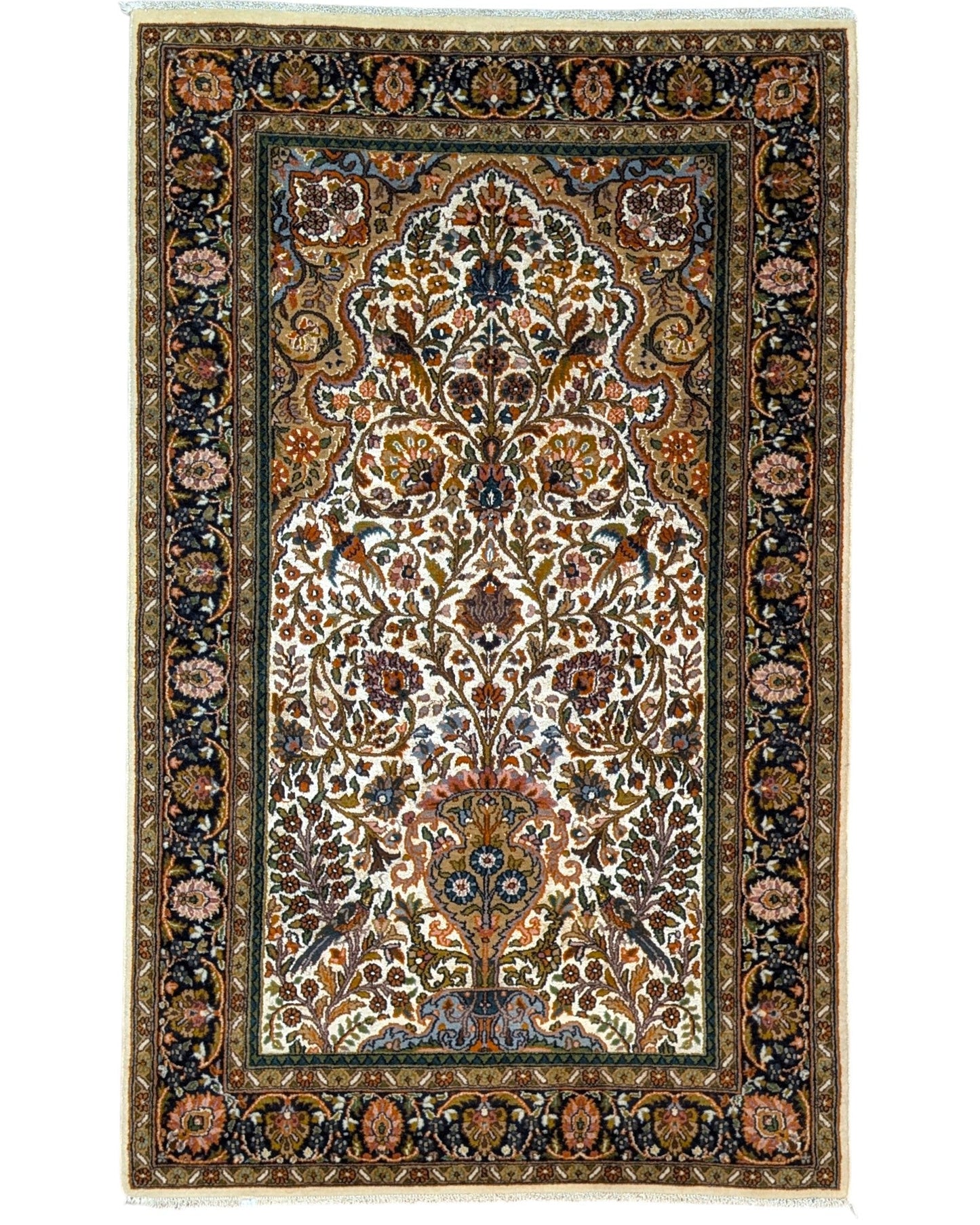 Tappeto persiano 152x93 cm beige con motivi floreali in soggiorno elegante