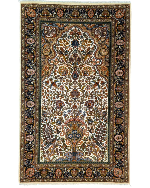 Tappeto persiano 152x93 cm beige con motivi floreali in soggiorno elegante