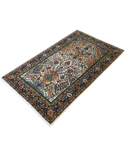 Tappeto Arga floreale beige 152x93 cm in camera da letto elegante