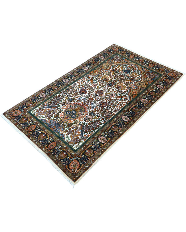 Tappeto Arga floreale beige 152x93 cm in camera da letto elegante