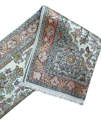 Tappeto elegante 157x88 cm avorio stile persiano in spazio moderno