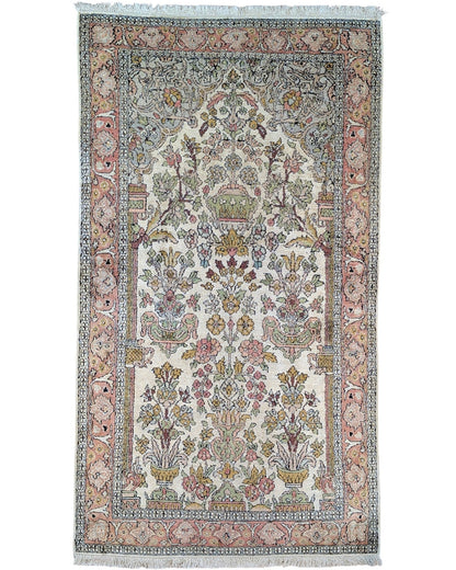 Tappeto persiano 157x88 cm avorio con motivi floreali in soggiorno elegante