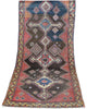 Tappeto Bakhtiyari 238x105 cm annodato a mano con medaglioni geometrici su fondo rosso e blu.