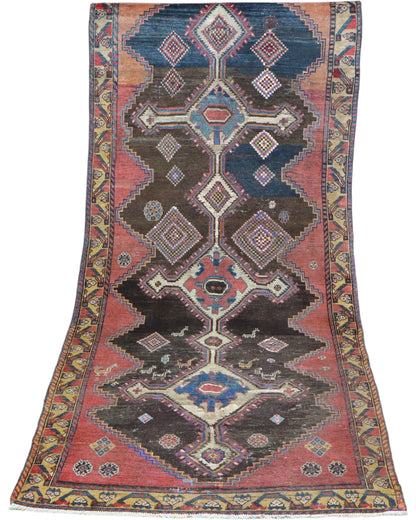 Tappeto Bakhtiyari 238x105 cm annodato a mano con medaglioni geometrici su fondo rosso e blu.