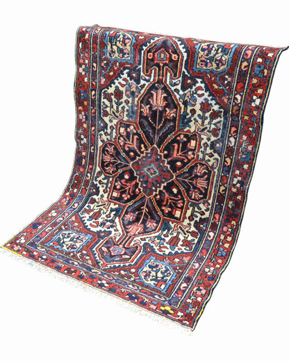 Tappeto Bakhtiyari Antico 185x117 cm, tappeto persiano in lana con bordure rosse e blu decorate.