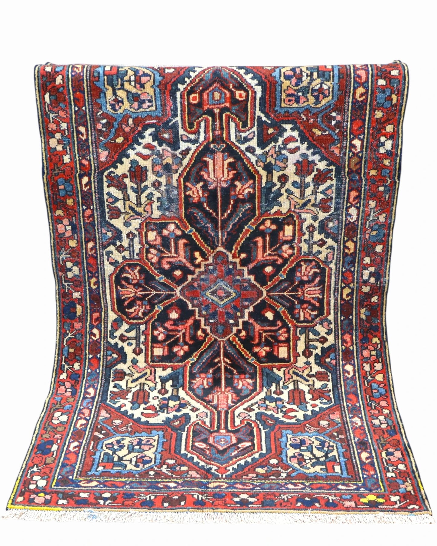 Tappeto Bakhtiyari Antico 185x117 cm con motivi floreali e ampio medaglione centrale su fondo chiaro.
