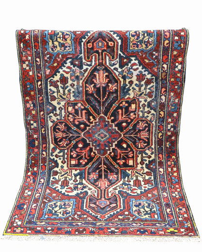 Tappeto Bakhtiyari Antico 185x117 cm con motivi floreali e ampio medaglione centrale su fondo chiaro.